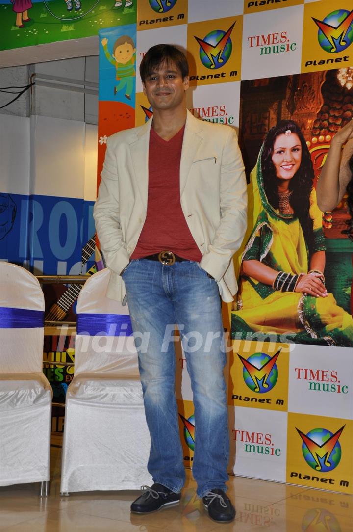 Vivek Oberoi launches Times music album &quot;Banna Re by Rajnigandha&quot; at Planet M