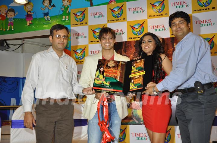 Vivek Oberoi launches Times music album &quot;Banna Re by Rajnigandha&quot; at Planet M