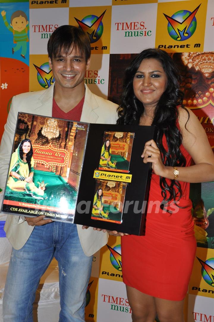 Vivek Oberoi launches Times music album &quot;Banna Re by Rajnigandha&quot; at Planet M