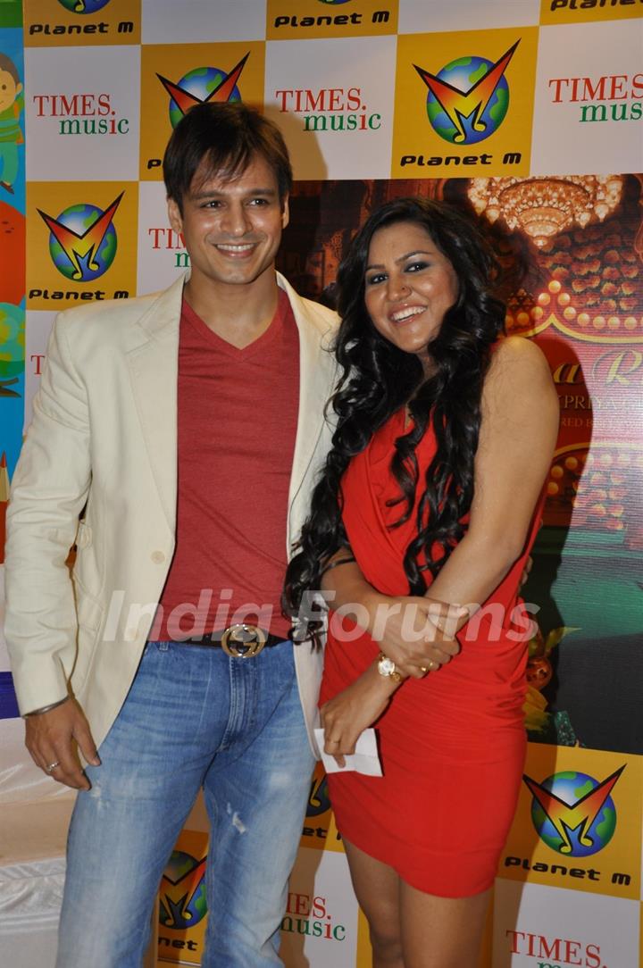 Vivek Oberoi launches Times music album &quot;Banna Re by Rajnigandha&quot; at Planet M