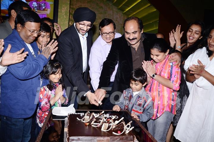 Lapataganj cast along with NP Singh,Anooj Kapoor and Aswini Dheer celebrates 500 episodes