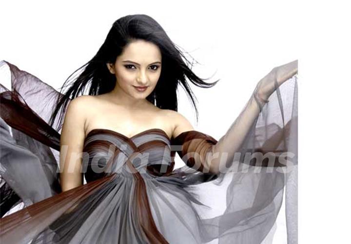 Gorgeous Giaa Manek