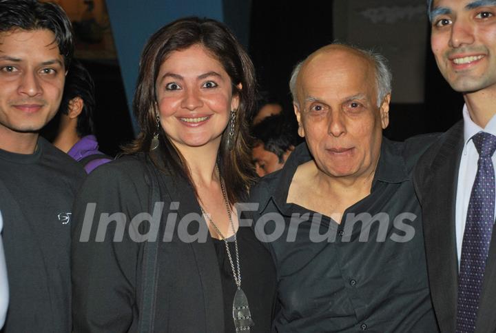 Pooja Bhatt and Mahesh Bhatt at The Salute play, at Tejapal Hall