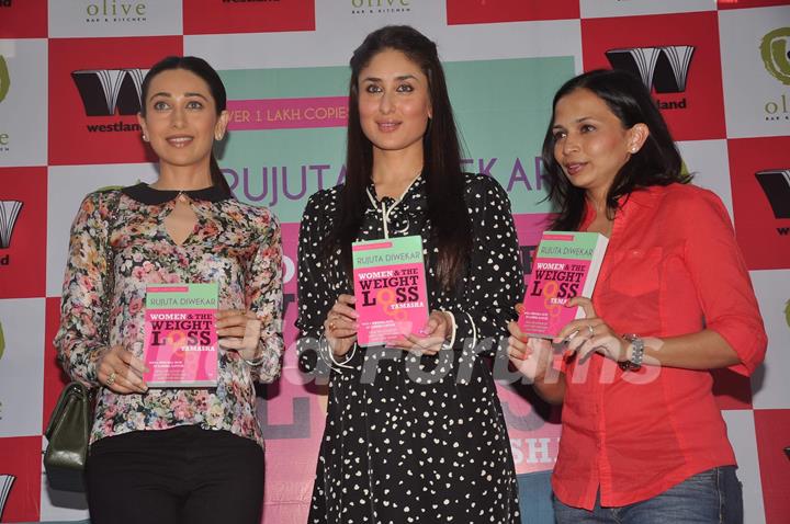 Karisma & Kareena at the success party of Rujuta Diwekar's book &quot;Women and the Weight Loss Tamasha&quot;