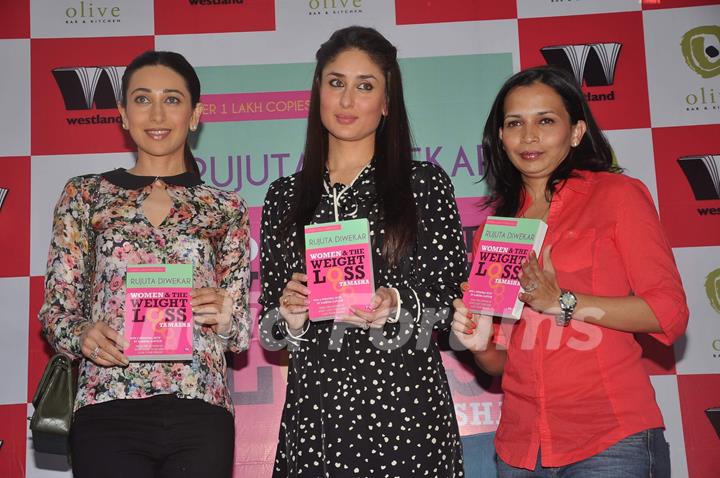 Karisma & Kareena at the success party of Rujuta Diwekar's book &quot;Women and the Weight Loss Tamasha&quot;