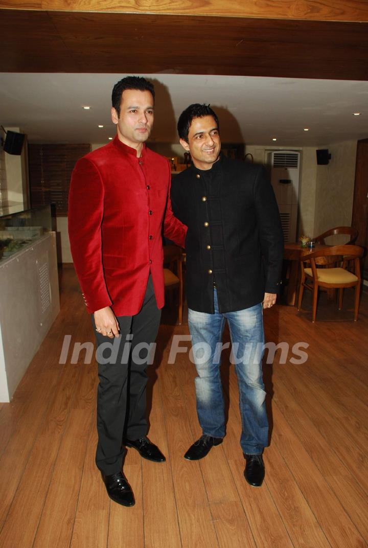 Sanjay Suri and Rohit Roy at Mangi Ferra launch in Versova