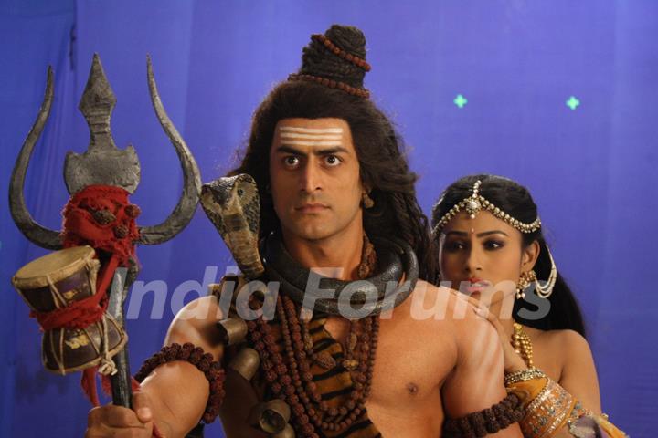 Mohit Raina as Shiv and Mouni Roy as Sati in Devon Ke Dev. Mahadev