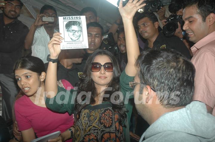 Vidya Balan promotes her movie 'Kahaani' at Khar Station