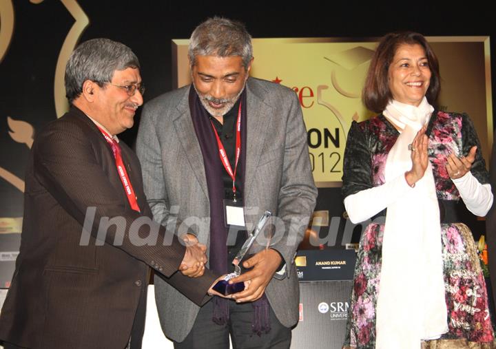 Vice-Chancellor M Aslam receiving the &quot;Best teaching practices Award&quot; from  Prakash Jha in New Delhi