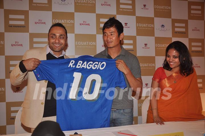 Baichung Bhutia and Rahul Bose at sports memorabilia auction, Trident