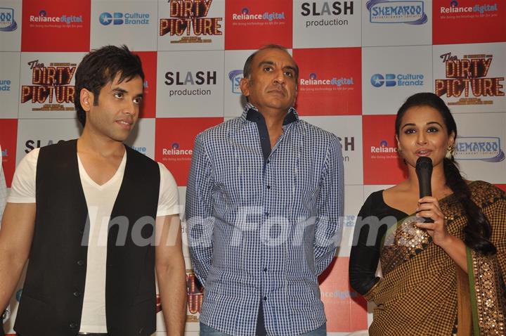 Vidya Balan and Tusshar Kapoor at The Dirty Picture DVD launch at Reliance Digital