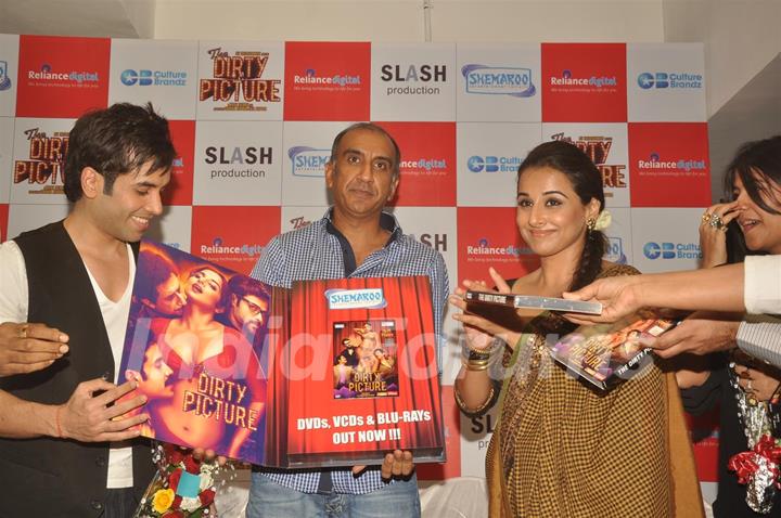 Vidya Balan and Tusshar Kapoor at The Dirty Picture DVD launch at Reliance Digital