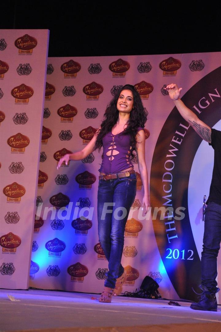 Sarah Jane Dias walk the ramp for McDowell’s Signature Premier Indian Derby 2012 fashion show at RWI