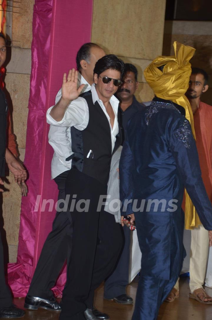 Shah Rukh Khan grace Ritesh Deshmukh & Genelia Dsouza wedding bash