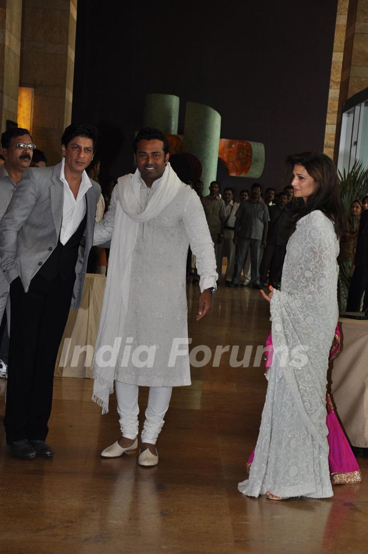 Shah Rukh Khan grace Ritesh Deshmukh & Genelia Dsouza wedding bash in Mumbai