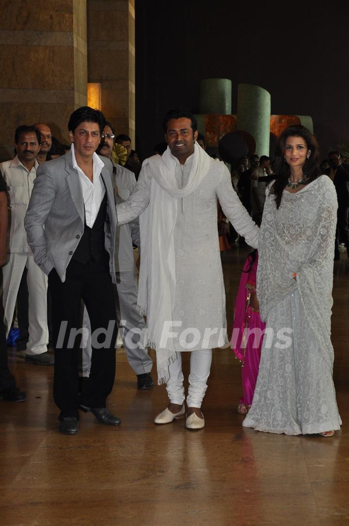 Shah Rukh Khan grace Ritesh Deshmukh & Genelia Dsouza wedding bash in Mumbai