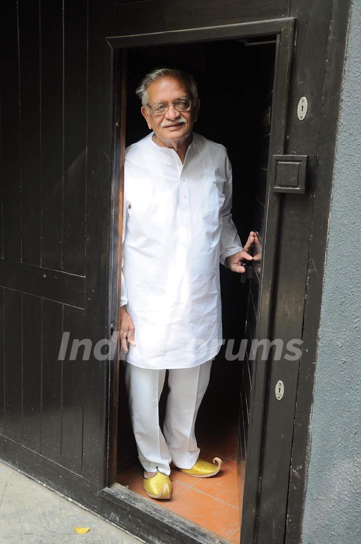 Gulzar at Salim Arif's tribute, Prithvi. .