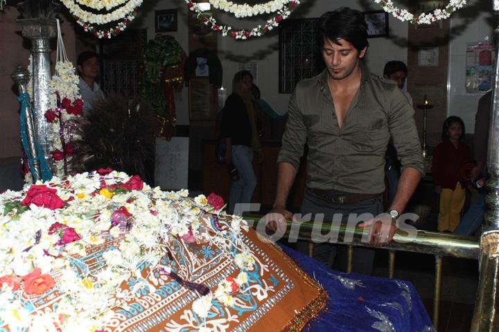 Karanvir Bohra at Nakdum Dargah in Bandra for Mumbai 125 Kms