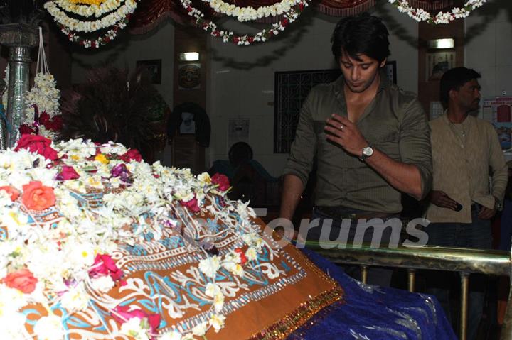 Karanvir Bohra at Nakdum Dargah in Bandra for Mumbai 125 Kms