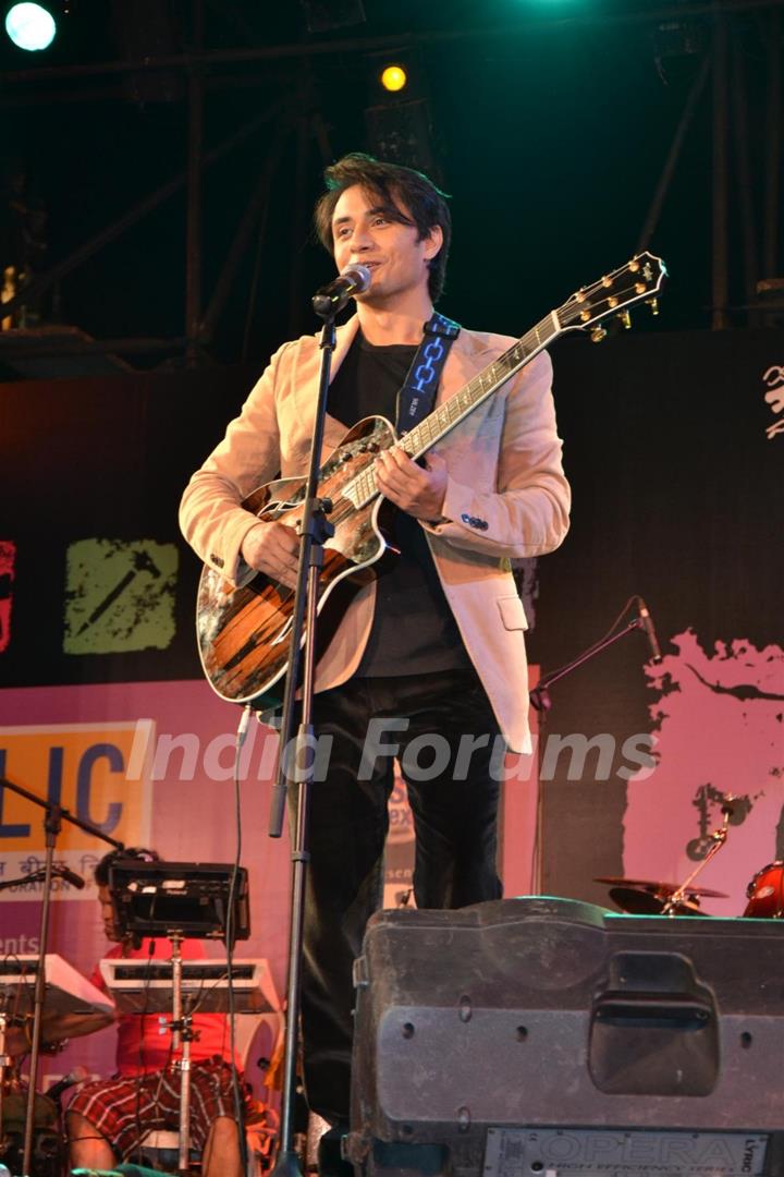 Bollywood actors Ali Zafar & Aditi Rao Hydari promote London Paris New York by performing at the Kala Ghoda Festival