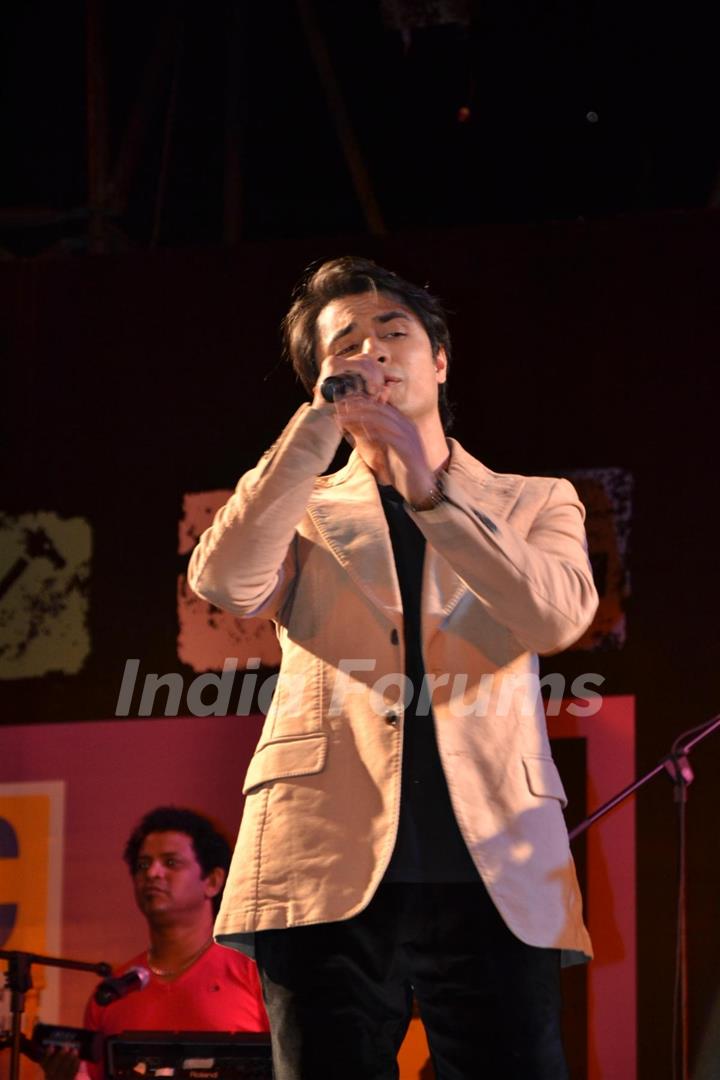 Bollywood actors Ali Zafar & Aditi Rao Hydari promote London Paris New York by performing at the Kala Ghoda Festival