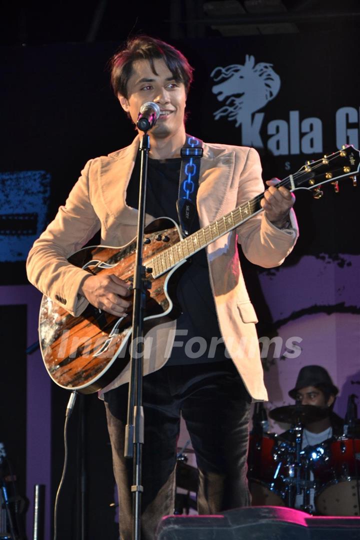 Bollywood actors Ali Zafar & Aditi Rao Hydari promote London Paris New York by performing at the Kala Ghoda Festival