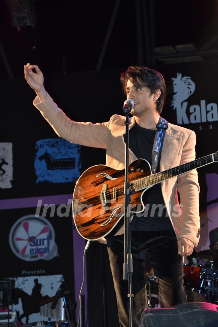 Bollywood actors Ali Zafar & Aditi Rao Hydari promote London Paris New York by performing at the Kala Ghoda Festival