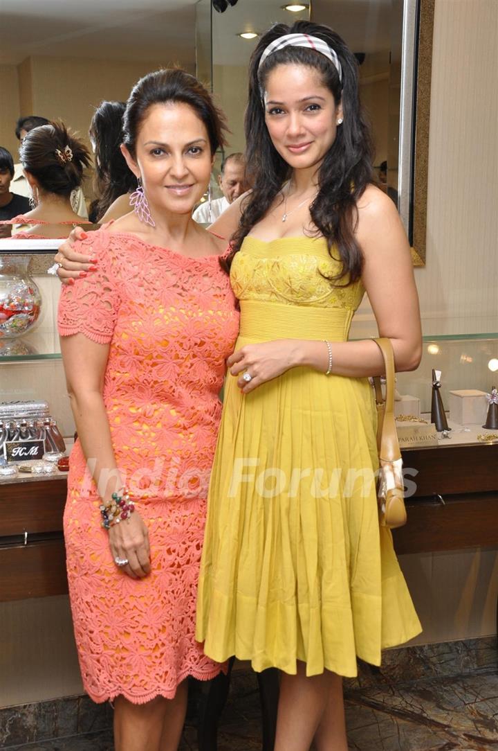 Dia Mirza, Sophie Chaudhary at Faarah Khan Valentine Collection launch