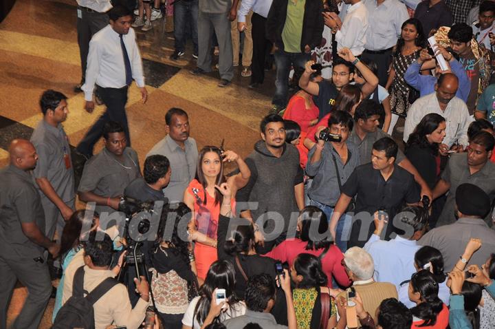 Jodi Breakers Flash Mob with Bipasha Basu and Madhavan at Malad. .