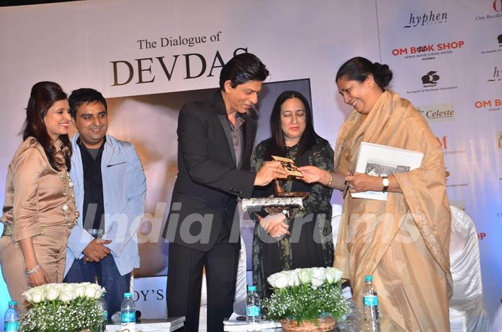 Shahrukh Khan & Tisca Chopra at Devdas dialogues launch at Mehboob Studios. .