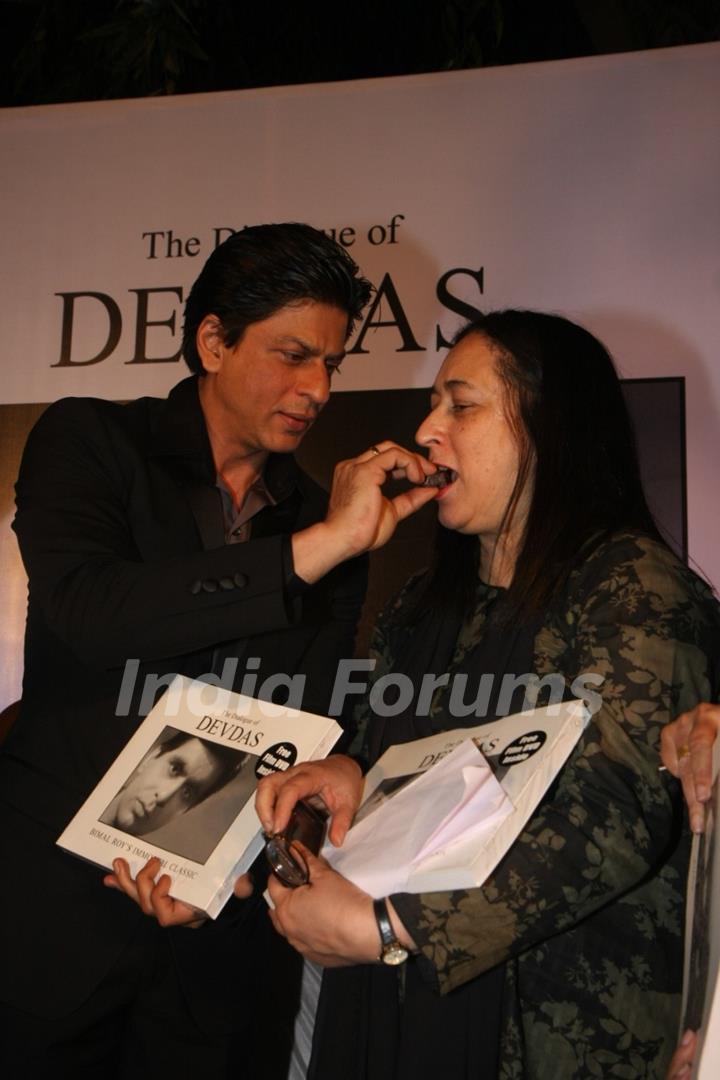 Shah Rukh Khan at Launch of Devdas dialogue book at Mehboob Studios in Bandra, Mumbai