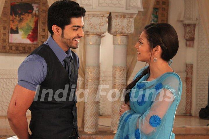 Gurmeet Chaudary as Maan and Drashti Dhami as Geet