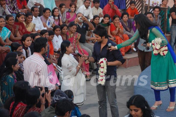 RaQesh Vashisth aka Aditya & Riddhi Dogra Vashisth aka Priya from Maryaada for Star Parivaar Awards