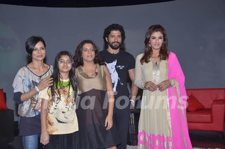 Farhan Akhtar on NDTV Chat Show Issi Ka Naam Zindagi with show host Raveena Tandon at Yashraj Studios in Mumbai. .