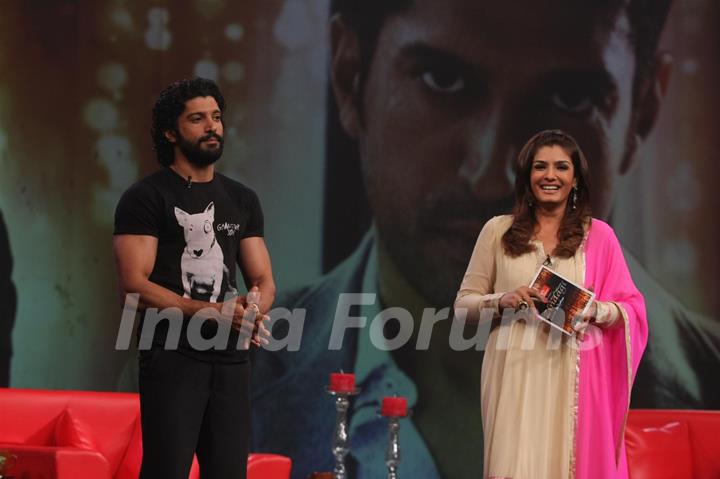 Farhan Akhtar on NDTV Chat Show Issi Ka Naam Zindagi with show host Raveena Tandon at Yashraj Studios in Mumbai