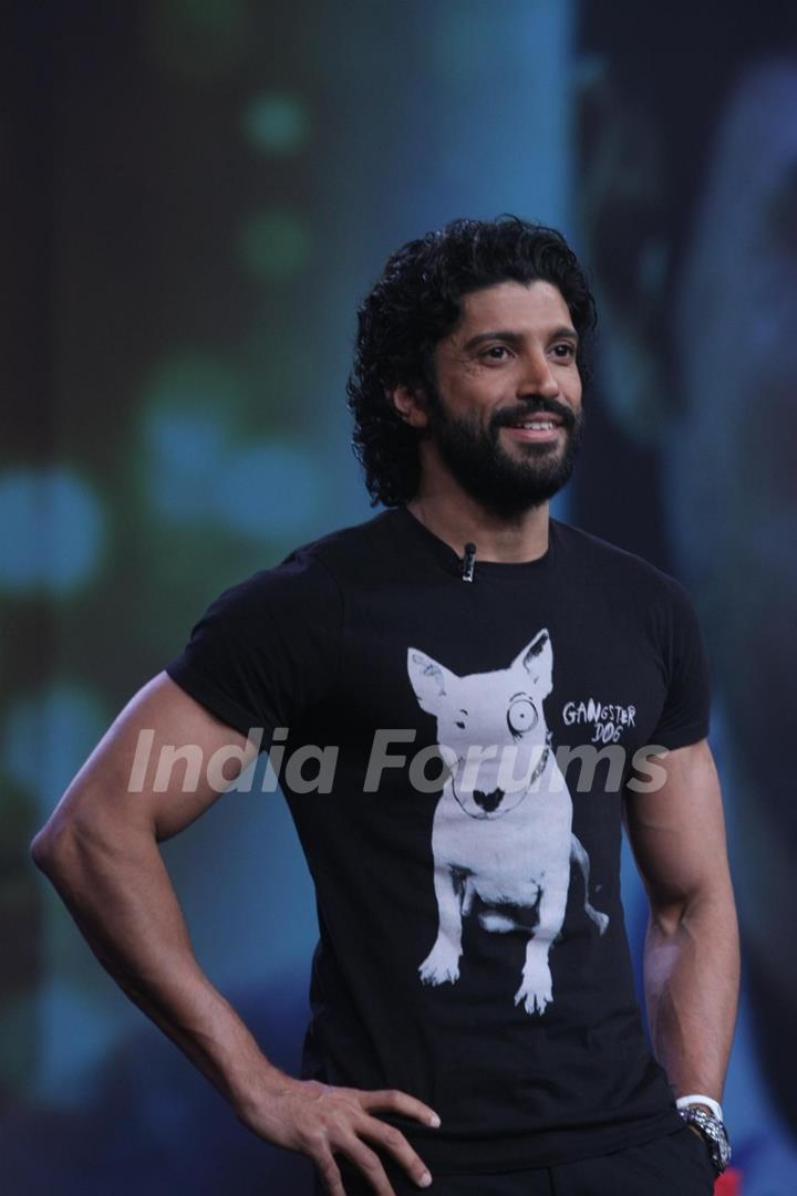 Farhan Akhtar on NDTV Chat Show Issi Ka Naam Zindagi with show host Raveena Tandon at Yashraj Studios in Mumbai