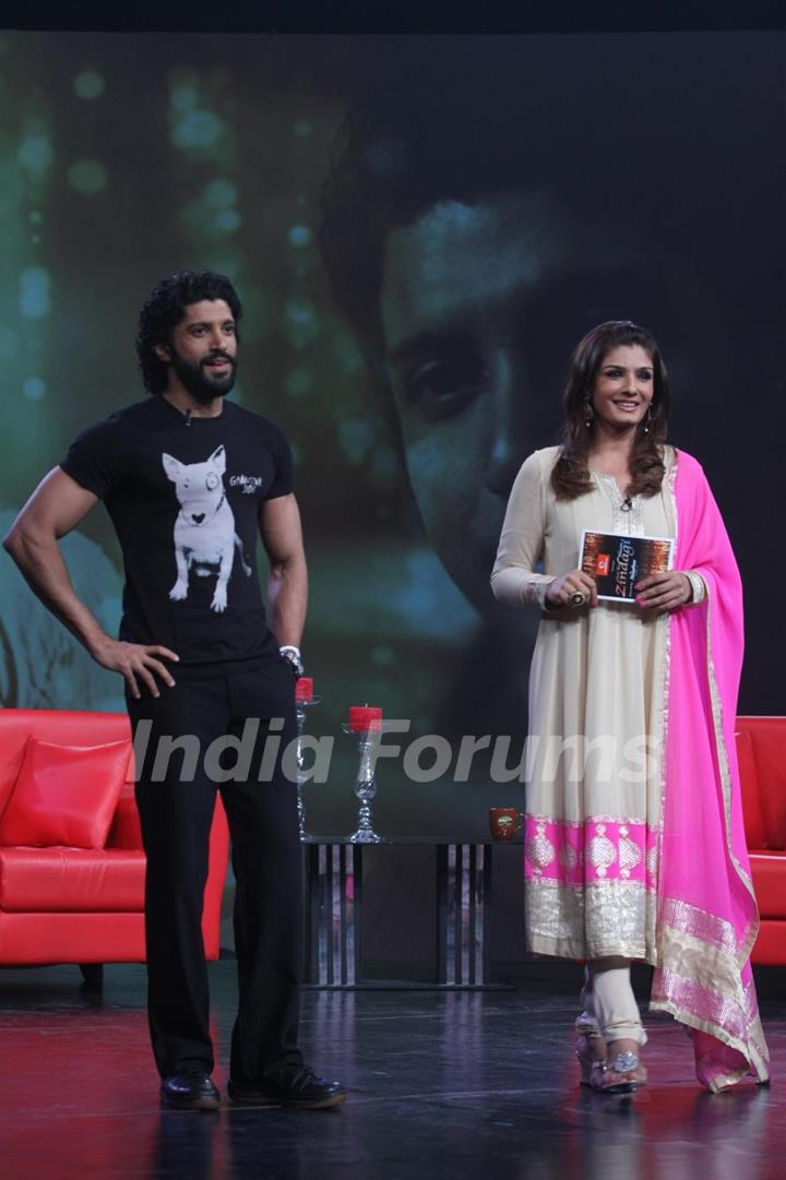 Farhan Akhtar on NDTV Chat Show Issi Ka Naam Zindagi with show host Raveena Tandon at Yashraj Studios in Mumbai