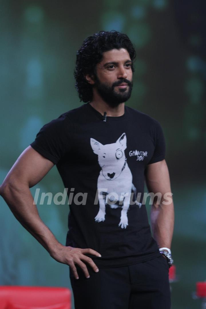 Farhan Akhtar on NDTV Chat Show Issi Ka Naam Zindagi with show host Raveena Tandon at Yashraj Studios in Mumbai