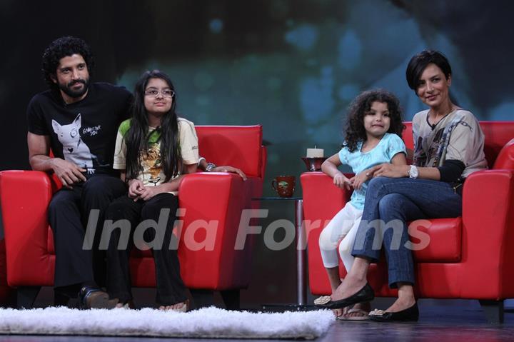 Farhan Akhtar on NDTV Chat Show Issi Ka Naam Zindagi with show host Raveena Tandon at Yashraj Studios in Mumbai