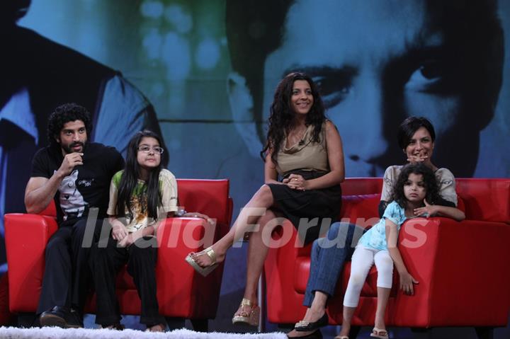 Farhan Akhtar on NDTV Chat Show Issi Ka Naam Zindagi with show host Raveena Tandon at Yashraj Studios in Mumbai