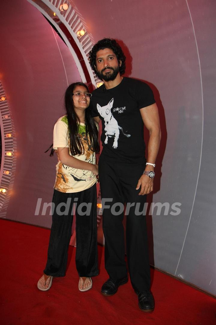 Farhan Akhtar on NDTV Chat Show Issi Ka Naam Zindagi with show host Raveena Tandon at Yashraj Studios in Mumbai