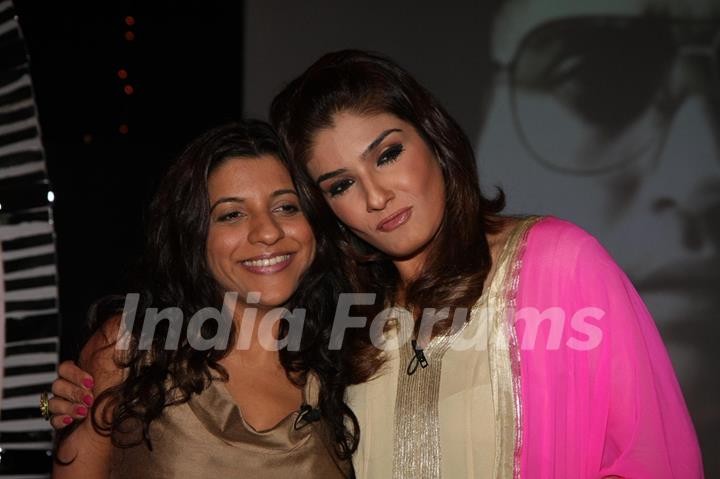 Farhan Akhtar on NDTV Chat Show Issi Ka Naam Zindagi with show host Raveena Tandon at Yashraj Studios in Mumbai