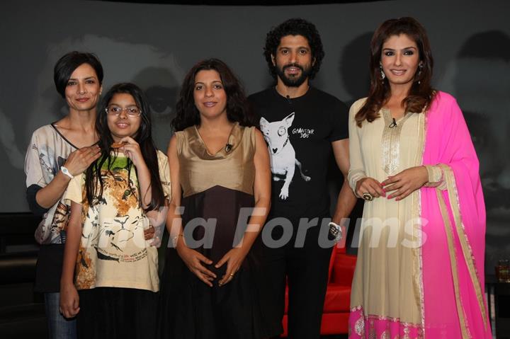 Farhan Akhtar on NDTV Chat Show Issi Ka Naam Zindagi with show host Raveena Tandon at Yashraj Studios in Mumbai