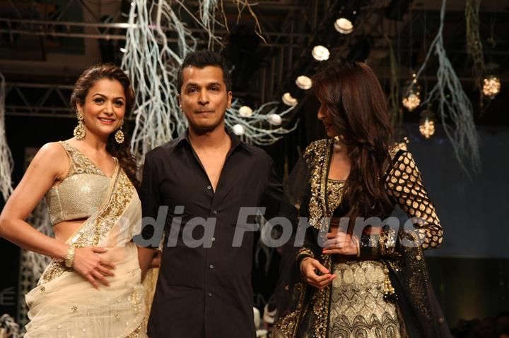 Celebs at Vikram Phadnis' show at Lakme Fashion Week 2012 - Day 1