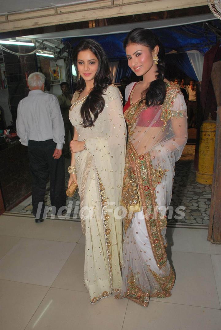 Mouni Roy and Aamna Shariff at Aamir-Sanjeeda's wedding