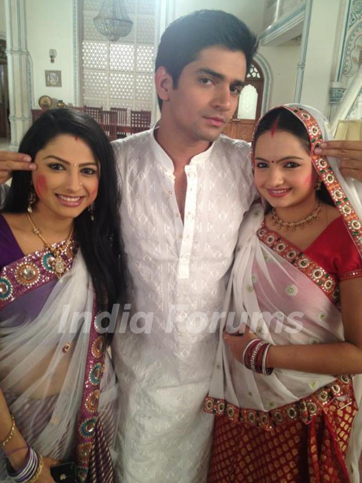 Rucha Hasabnis,Vishal Singh & Giaa Manek in Saath Nibhana Saathiya