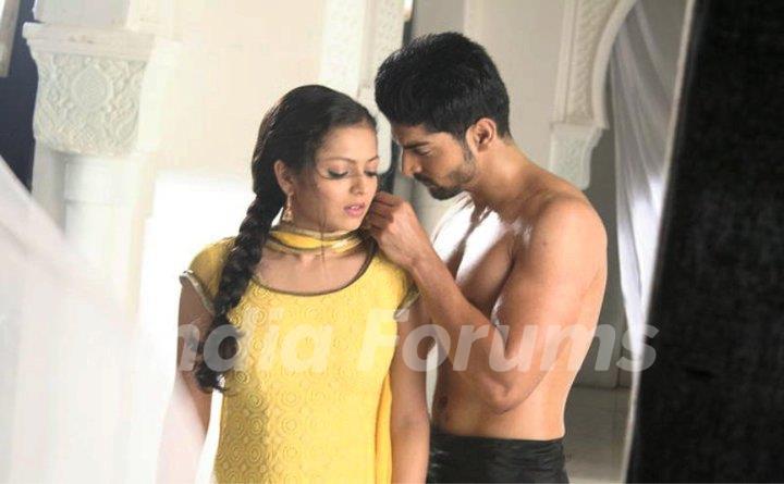 Drashti Dhami as Geet & Gurmeet Choudhary as Maan in promo making