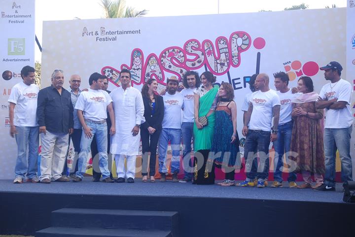 Sonam Kapoor, IMtiaz and Anurag launch Andheri &quot;Wassup&quot; fest. .