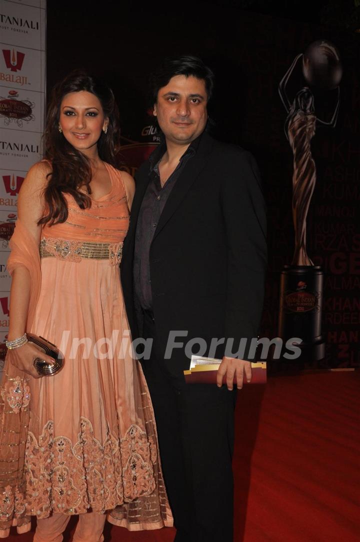 Sonali Bendre with husband Goldie Behl at Global Indian Film & TV Honours Awards 2012