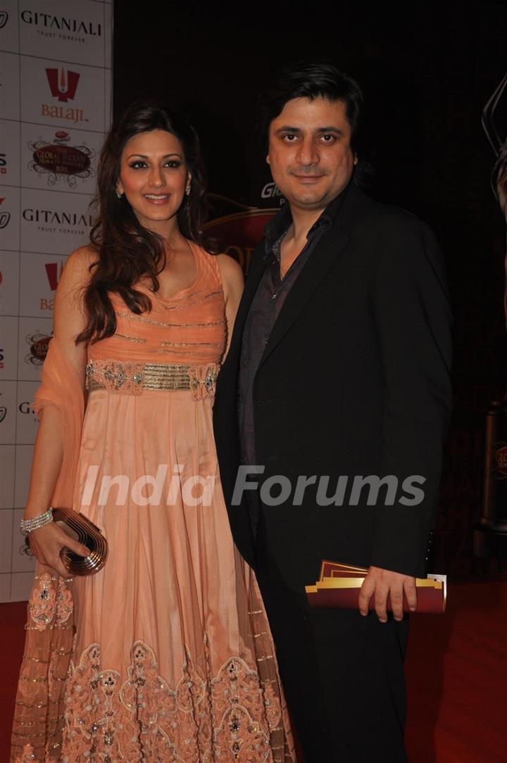 Sonali Bendre with husband Goldie Behl at Global Indian Film & TV Honours Awards 2012